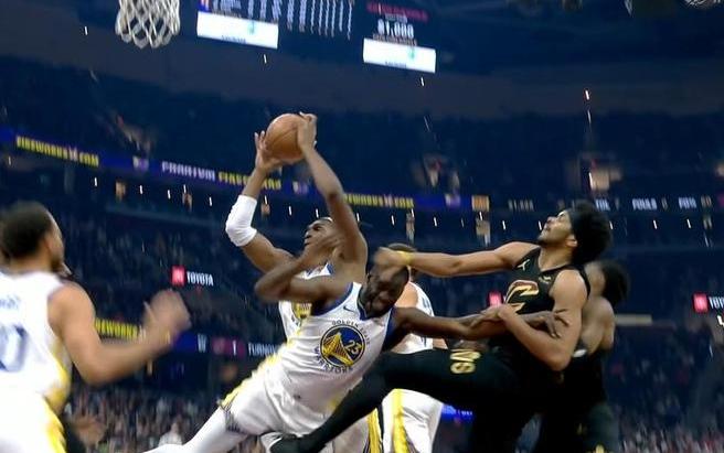 追梦惨遭“断子绝孙”之踢，痛斥对手无耻，要求联盟禁赛他


在NBA赛场上，一场