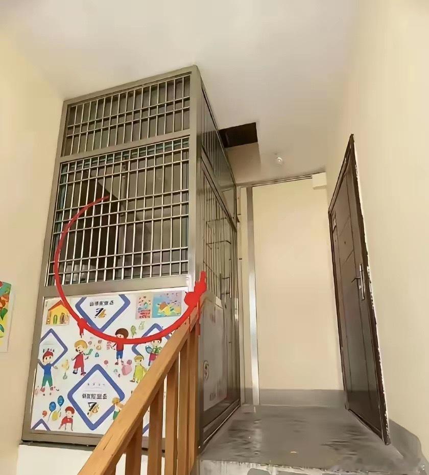 这样的邻居太可恶了，在不打招呼的情况下，私自把自己那一半公摊面积竟然用不锈钢门给