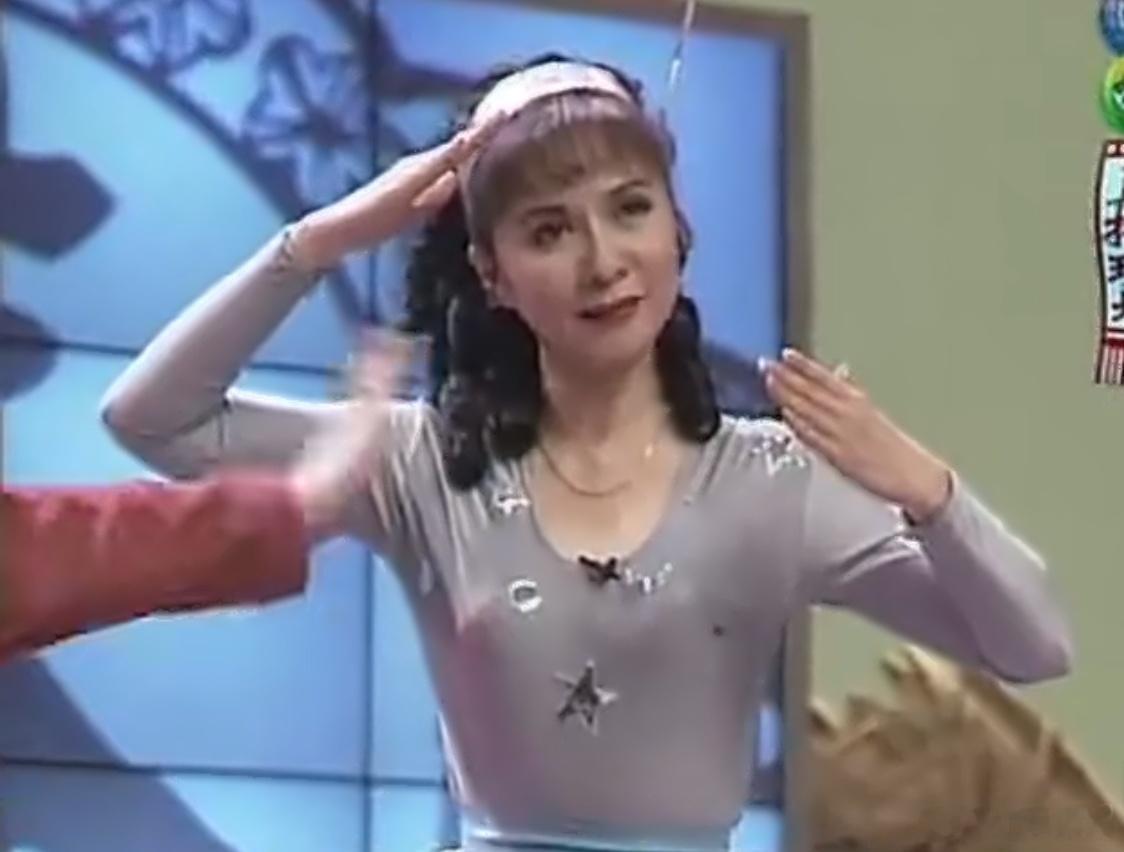 春晚 。。。说实话，我觉得第一个小品这个机器人吧，不如当年的蔡明老师。。。 