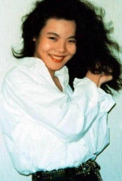 28岁春晚顶流坠亡！洗完澡从23层高楼跳下，临终对母亲坦言：妈妈，我好后悔！
