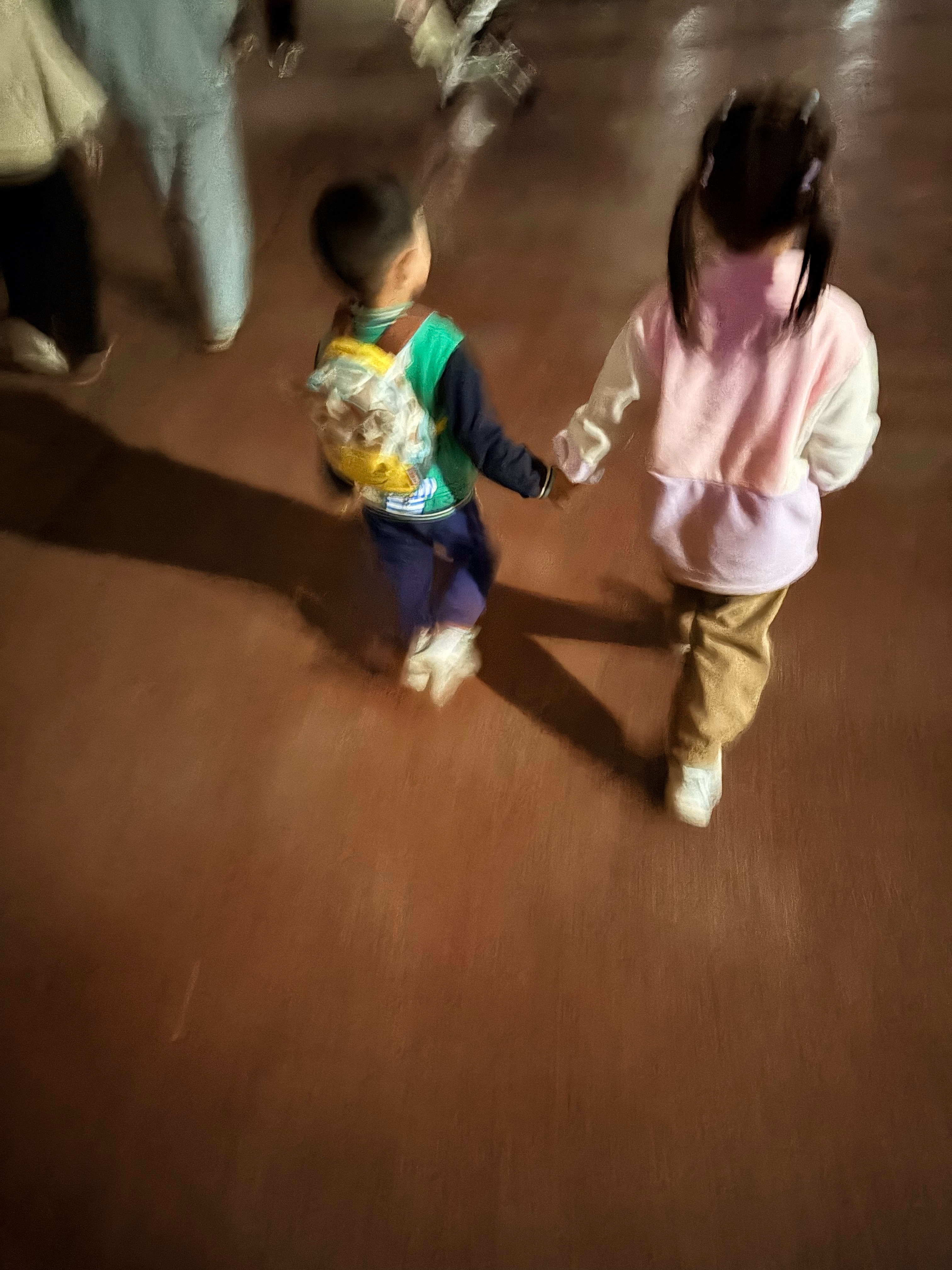 我家的舔狗，你就珍惜吧，再过 20 年指不定没女孩子牵你的手了。（一个班的比我儿