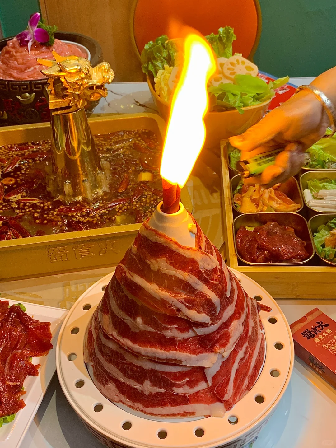 卧卧卧，这家火锅还会喷泉……..