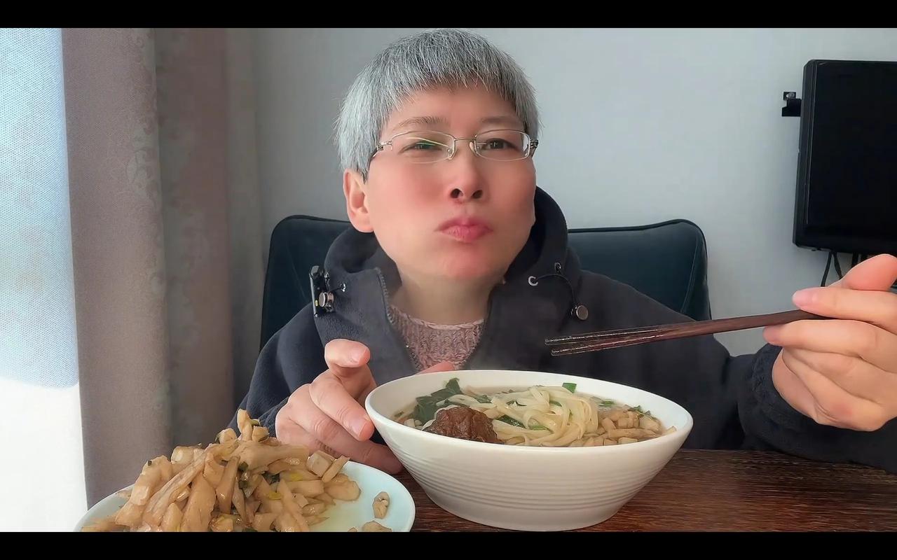 三爱奶奶今天可算松了口气，手中的票涨了，可这涨得也太慢啦！就像蜗牛爬似的。
我觉