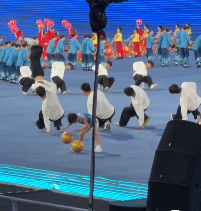 #杭州亚运会的显眼包找到了#哈哈哈小朋友估计太紧张了吧，一直拍球一直跑，能坚持下