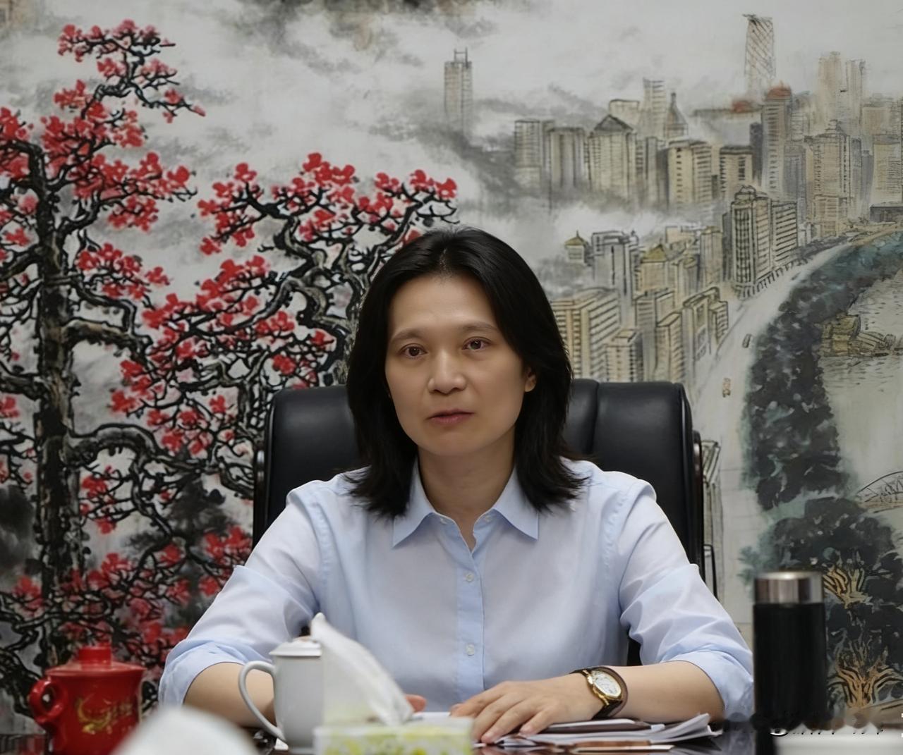 不少DZ单位里，办公室主任常由上级领导兼任，主要负责把关定向，不处理具体事务。为