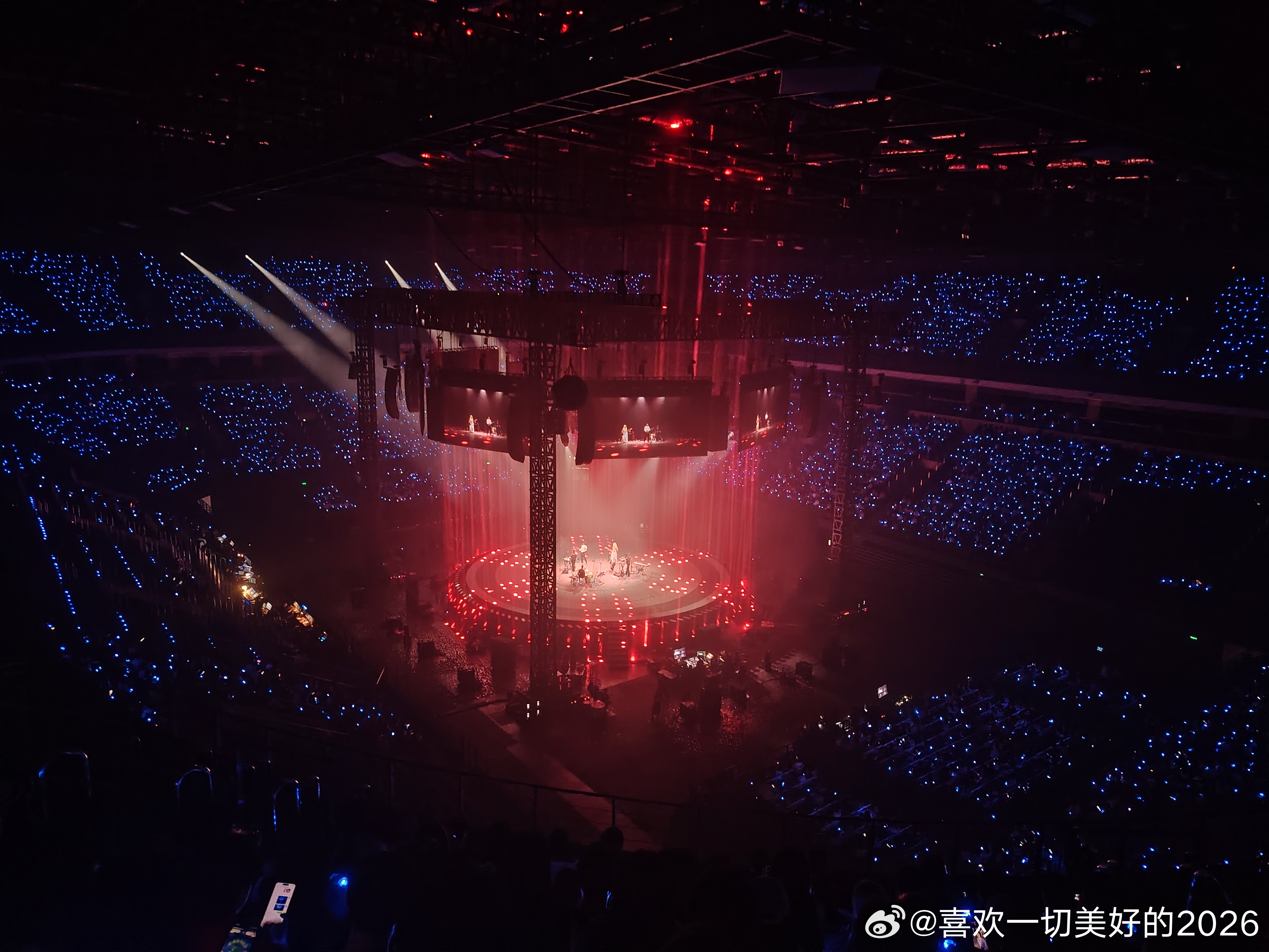 当彭磊说今年是新裤子30年时，我内心突然一阵热流涌动，眼圈也红了一下。哈丫头请假
