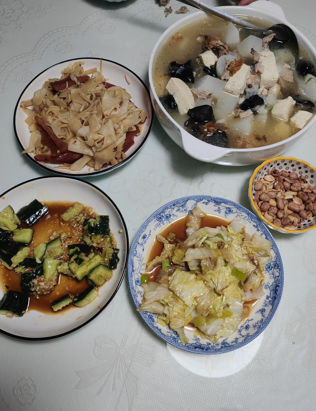 一只免费的鸭架，竟然还吃了两顿饭，老公真是会精打细算过日子啊！

下班路上，我问