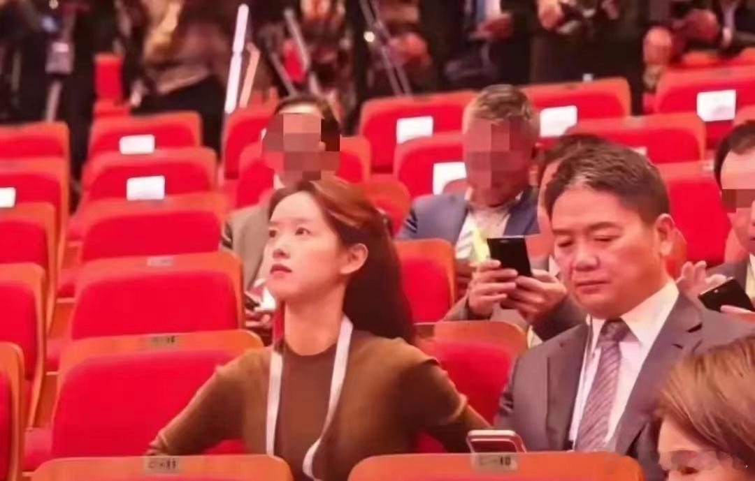 网上都在流传着这张照片说，刘强东很憔悴，奶茶妹也没有结婚的时候眼里的光了，這個不