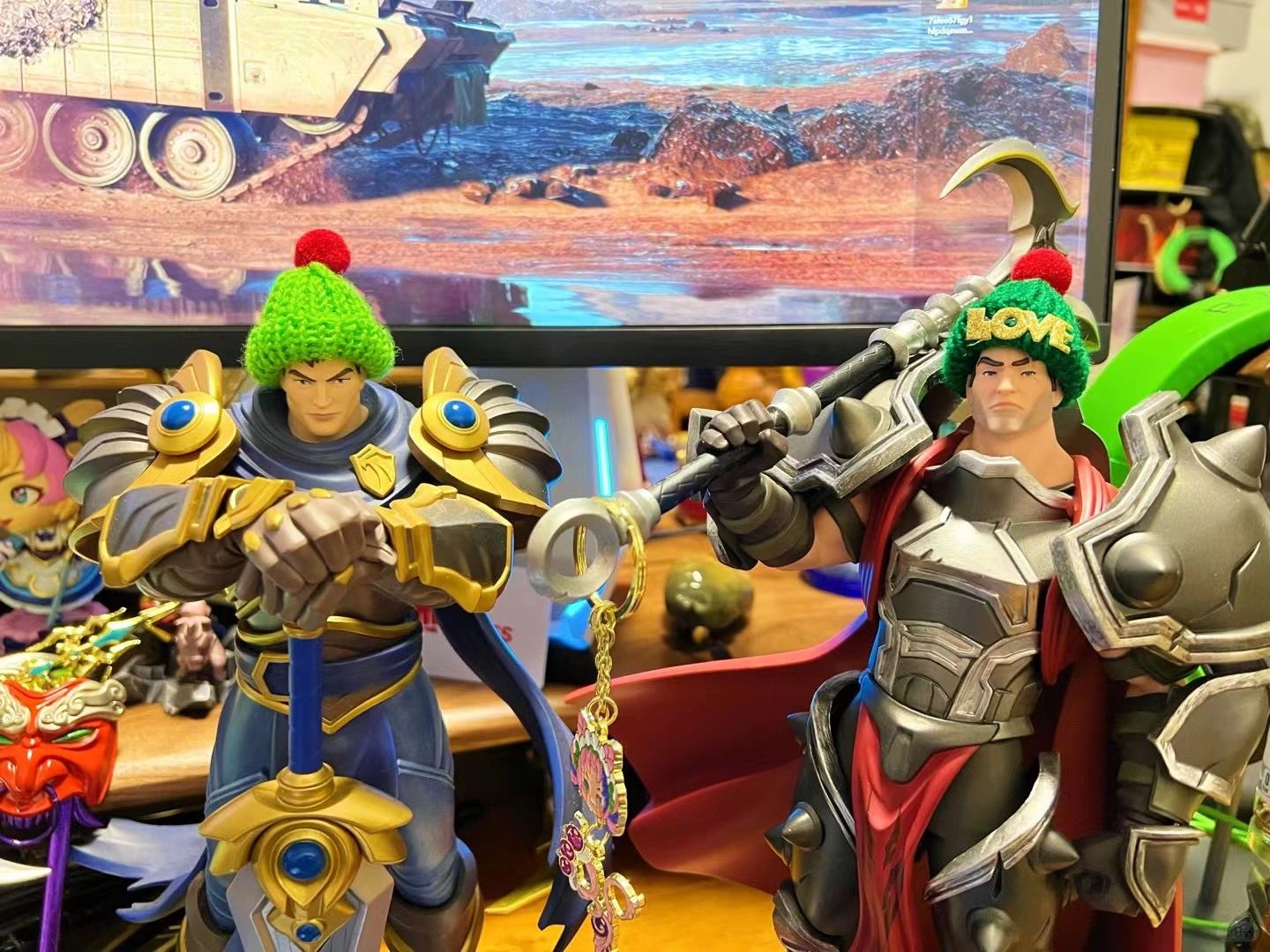 天冷了，给这两位大兄弟一人买了一顶帽子