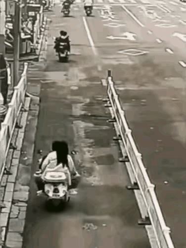 在行车的过程中，故意把别人的车辆踹倒，这也太缺德了，不仅丢人现眼，也触犯了法律，