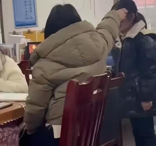 人老师已被教育局开除！
10月9日，广西南宁富乐小学，老师蒙某在维护课间活动秩序