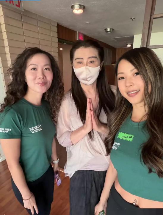 王祖贤近日在温哥华露面，60岁的港台混血女演员王祖贤（Joey Wong，原名王