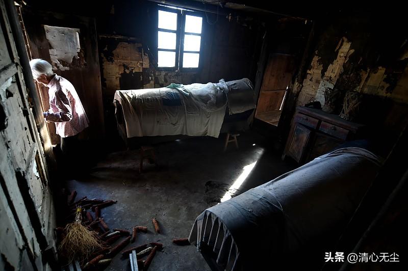 女人离婚后，年老了，到底怎么埋

以前的女人一般都是从一而终的，现在离婚的女人遍