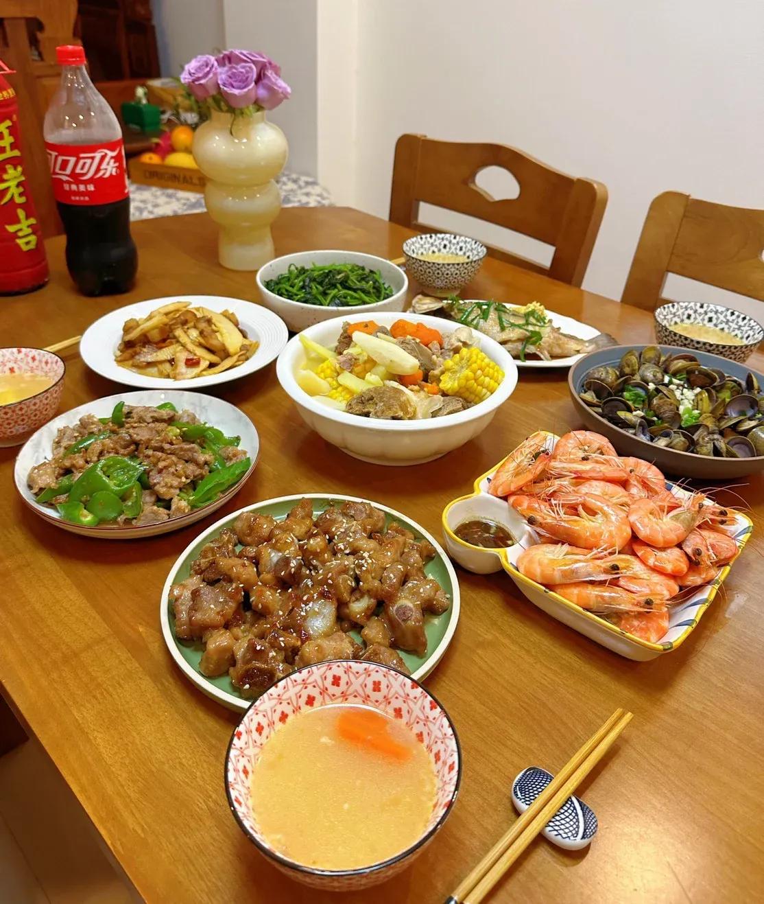 我的婆婆有一个不好的习惯。
每当我忙着准备一日三餐的时候，她总是去卧室躺下，只有