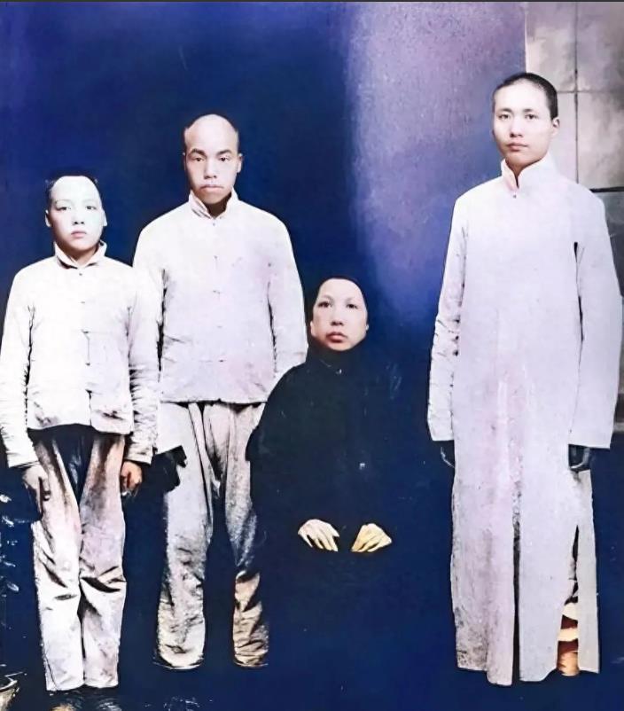 1919年，26岁的毛泽东相貌堂堂，与家人在一起合影，留下一张全家福


那时候