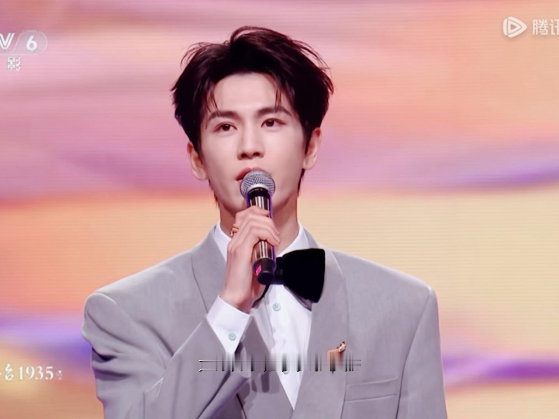 “大家好 我是演员张凌赫”🥺帅懵我了哥哥。。 湾区升明月 ​​​