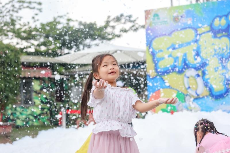 教养孩子，最好的武器非爱与尊重莫属。我有个朋友，他对孩子总是给予充分的爱。孩子考