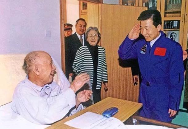 2008年冬天，97岁的钱学森久卧病榻，突然扭头对儿子钱永刚说：“我想买个电视，