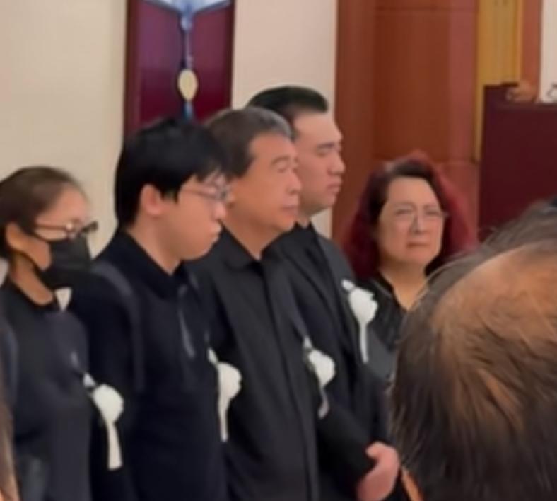 几百号人站在那儿，送一个人。队伍最前排，站着的不是现任，是离了婚的前妻王淳华。