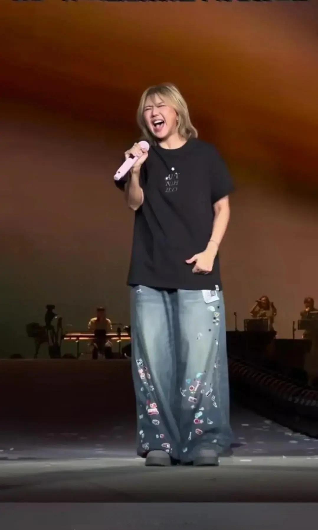 一位明星演唱会飙高音时的照片 