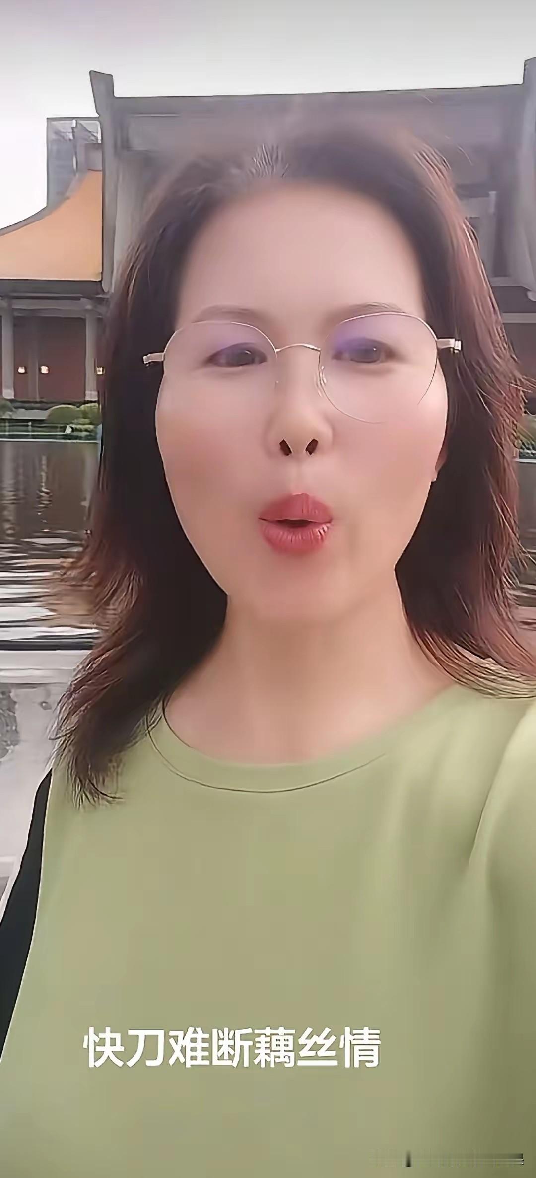 小杨洋阿姨肯定今天回家，首先就摆明立场，其次就说孩子长大了，最后又说有人照顾，重