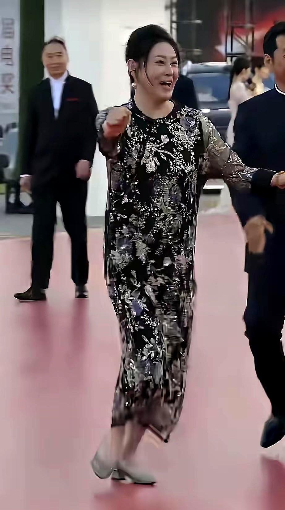 那张曾经让整个临安城都为之侧目的脸，如今却被网友刻薄地贴上了“油腻大妈”的标签。