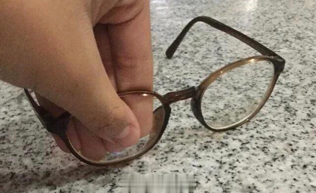 “哥们儿，你能把我的眼镜递给我吗”我的哥们儿： ​​​