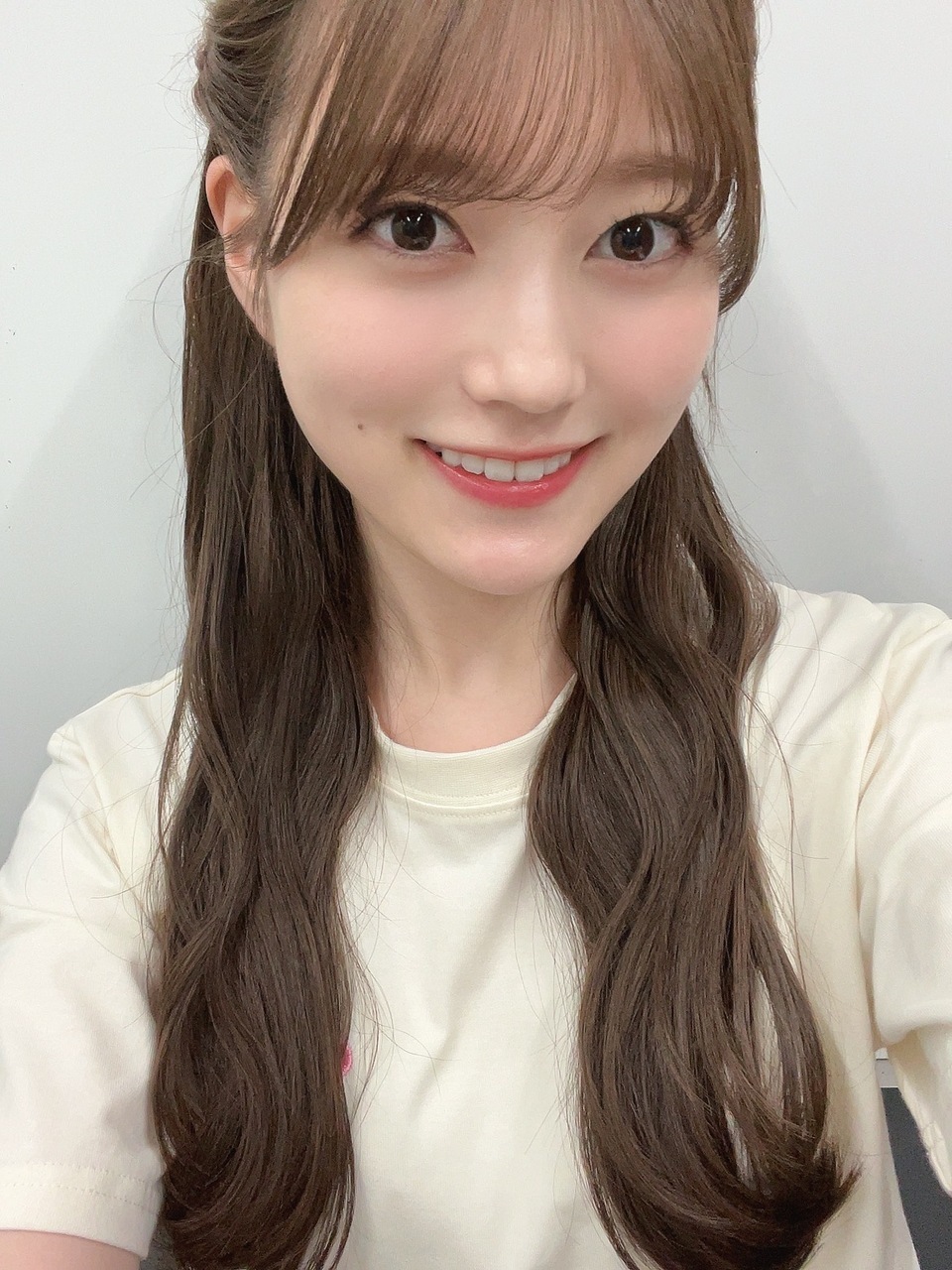 幸阪茉里乃「じゃん！髪の毛染めました！どうですか〜？？なぎちゃんが背中を押してく