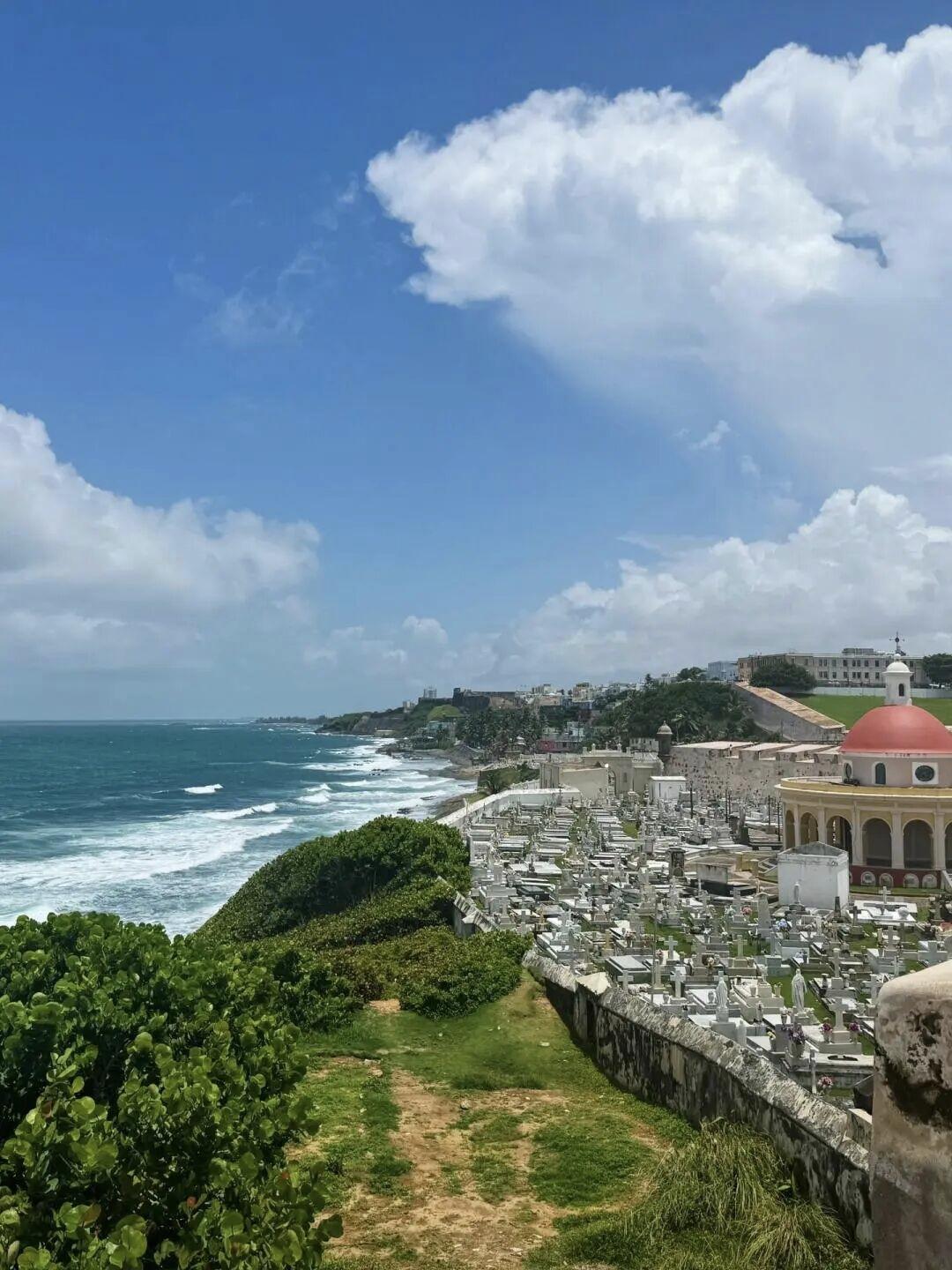特朗普总统站在美国海岸眺望古巴，那片被加勒比海环绕的土地，不仅有碧海蓝天的绝美景