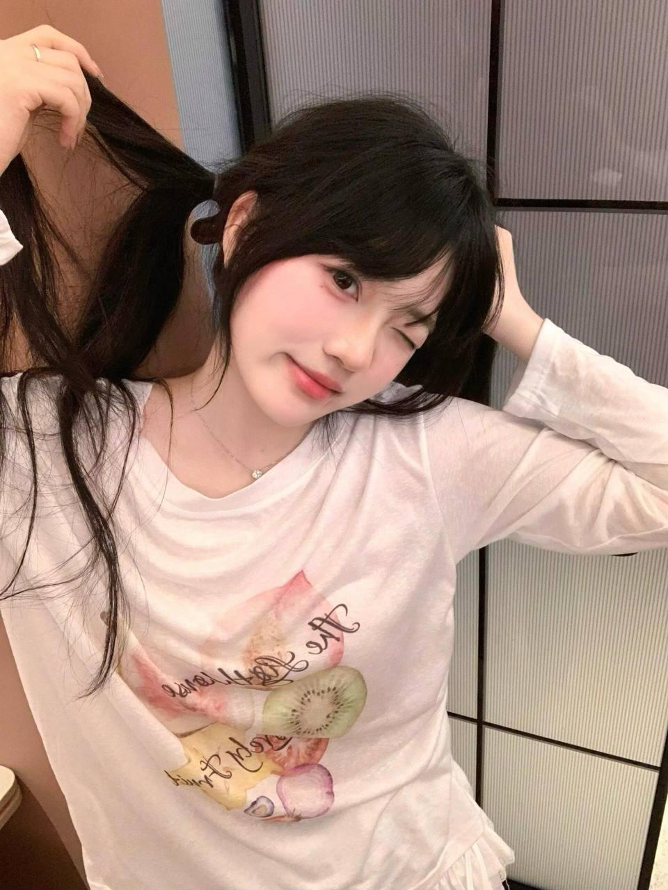 青丝如瀑，笑靥如花。美女 今日分享随手拍照片 自然美少女自拍 精致少女自拍