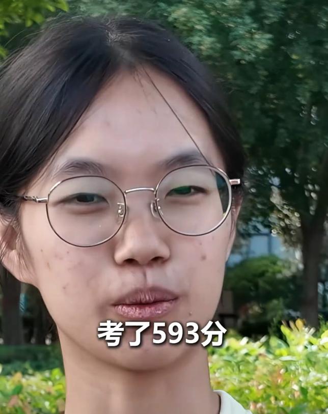 看哭了！湖北襄阳，一个女孩今年高考考了593分，被河南大学录取，开学报到那天，她