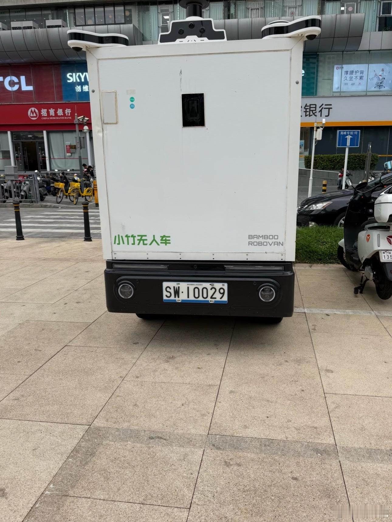 深圳在搞的这个无人测试车的牌照还挺好看的。新能源汽车已经发展到了一个全新的高度，