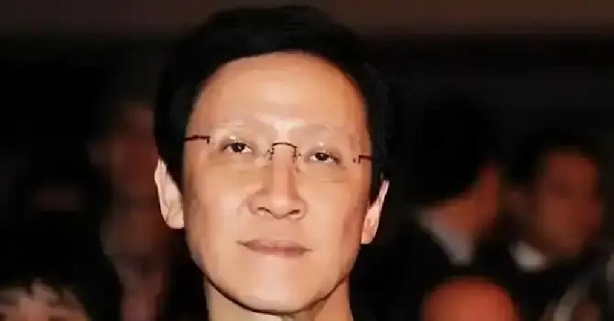 大家都觉得向华强是港圈只手遮天的大佬，其实在当年的香港，真正让人闻风丧胆、连黑道