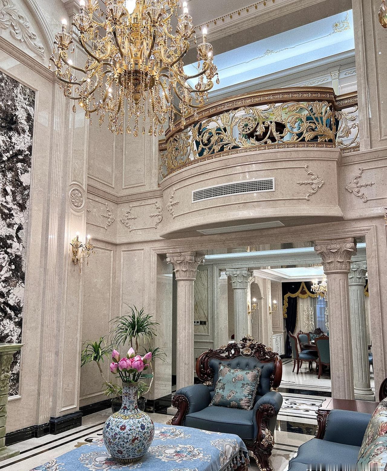 316万人身家过千万，六成半老板把婚姻过成合伙公司：妻子拿公章，丈夫拿自由。
我