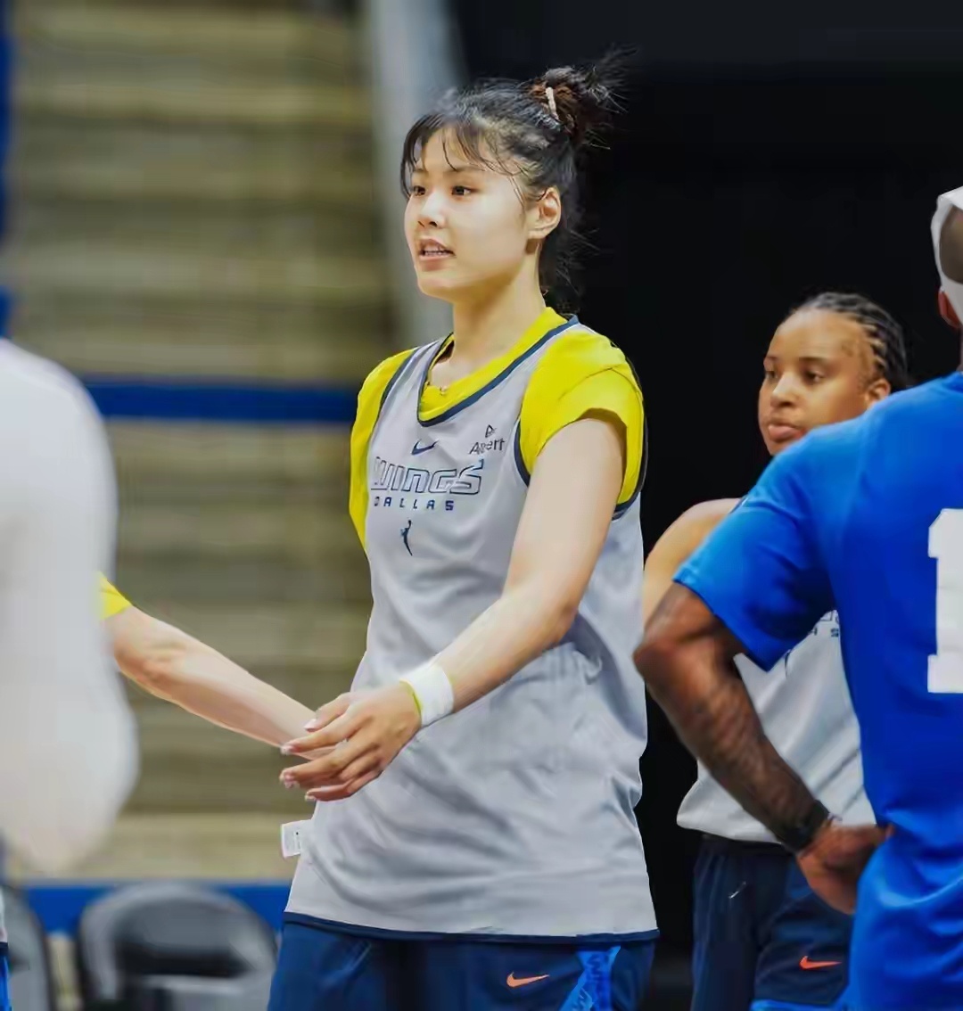 WNBA球员李月汝在个人社媒上宣布将退出11月9日举行的大湾区全运会。李月汝：很