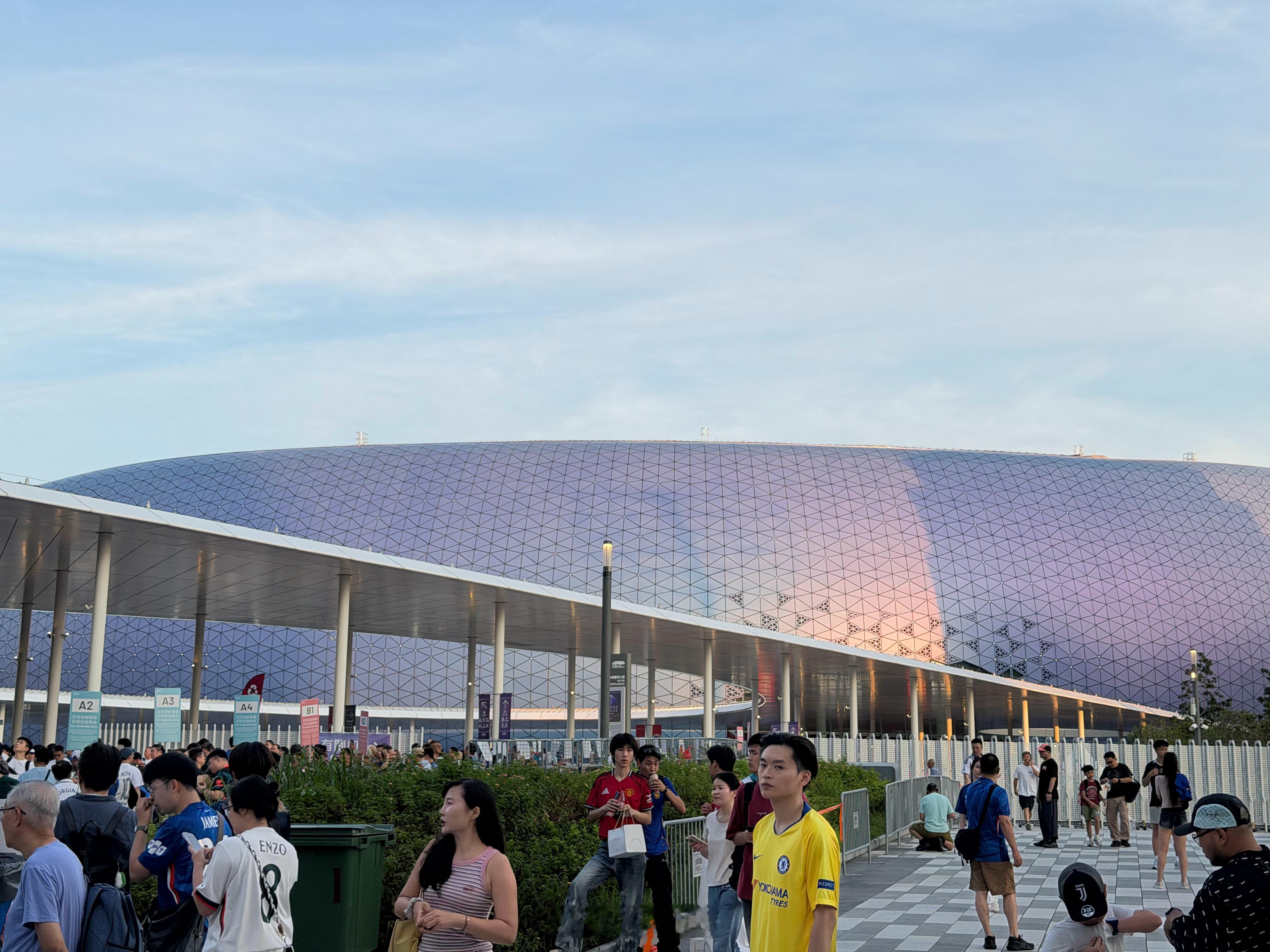 不对劲，一眼望过去全是切尔西球迷 香港足球盛会 切尔西vs尤文图斯 香港·启德主