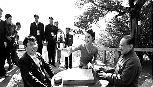 1983年，金庸设家宴款待聂卫平。保姆上了15只大闸蟹，聂卫平狼吞虎咽吃了13只