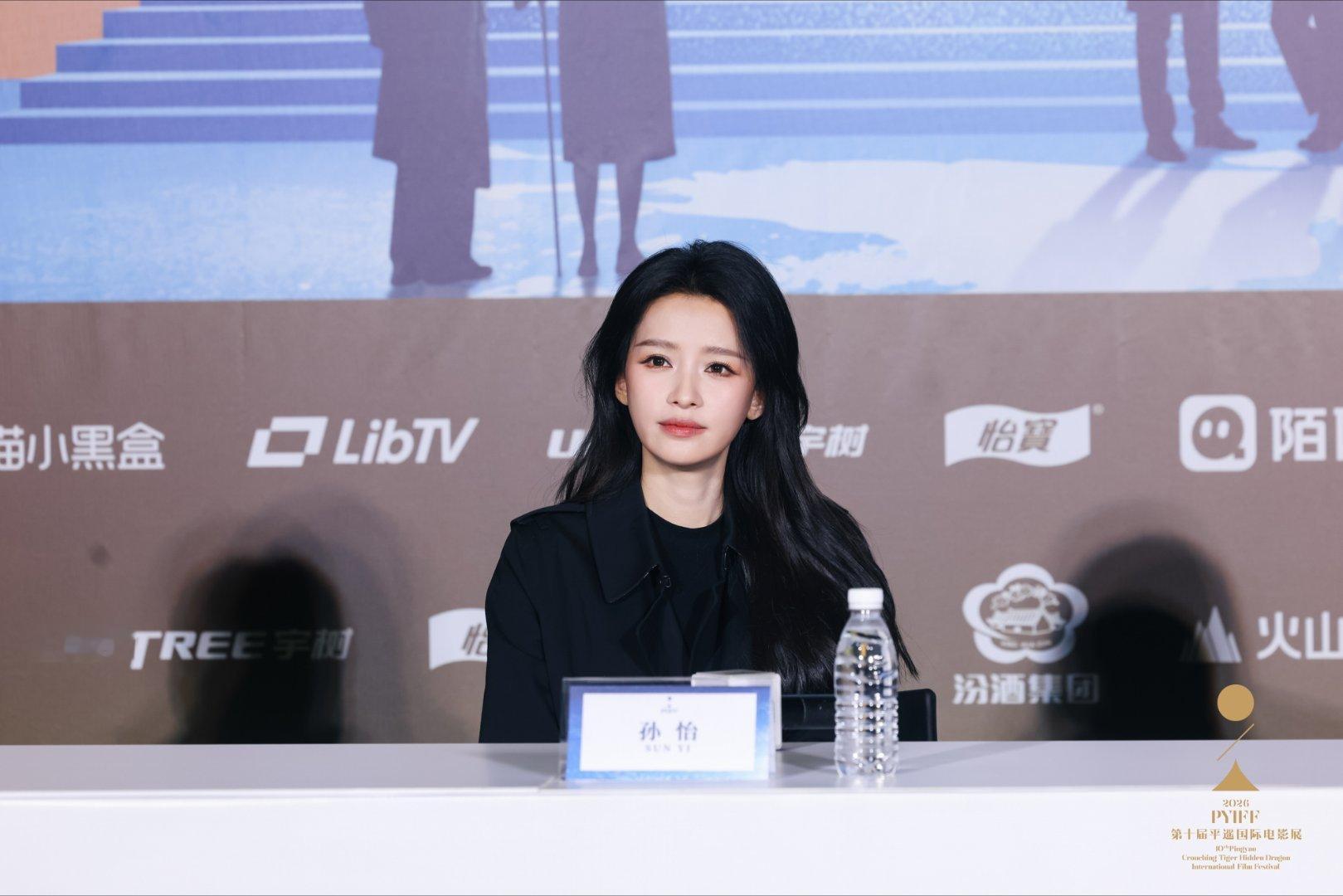 孙怡洗把脸就去拍爱情笑话了孙怡打磨小美这个角色，放弃精致妆造，洗把脸就去到片场，