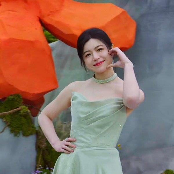 今天陈妍希在出席时尚活动的时候搭配了一件绿色的裙子，看起来年轻又漂亮。

她穿上