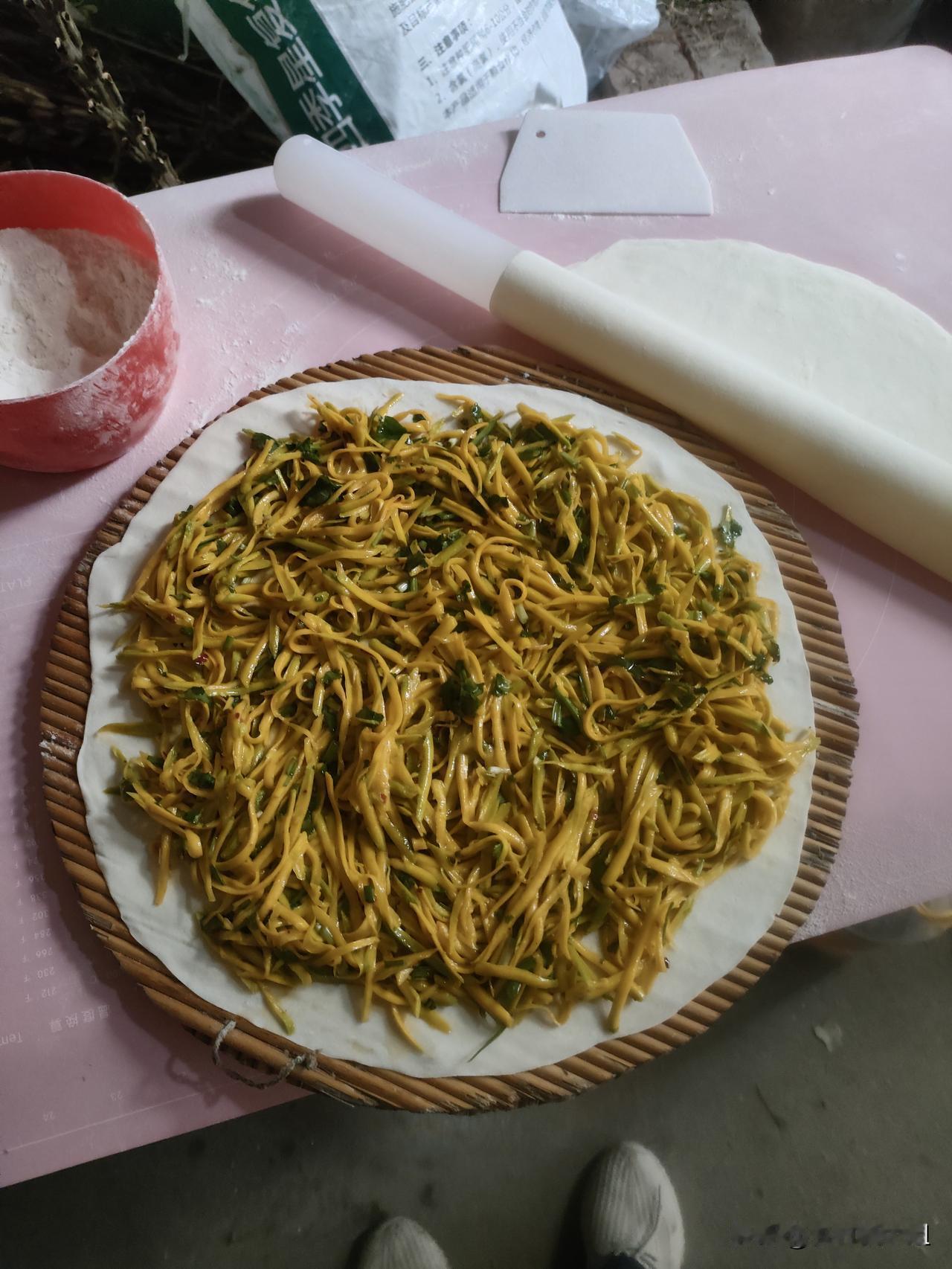 用南瓜做菜馍
把南瓜刨成丝，放上盐油，面和好擀成面片，把南瓜丝放上去，碰到电饼铛