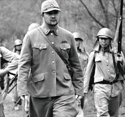 1944年，八路军夜宿无险平村，副队长眼皮狂跳睡不着。刚叮嘱哨兵小心，半夜枪声骤