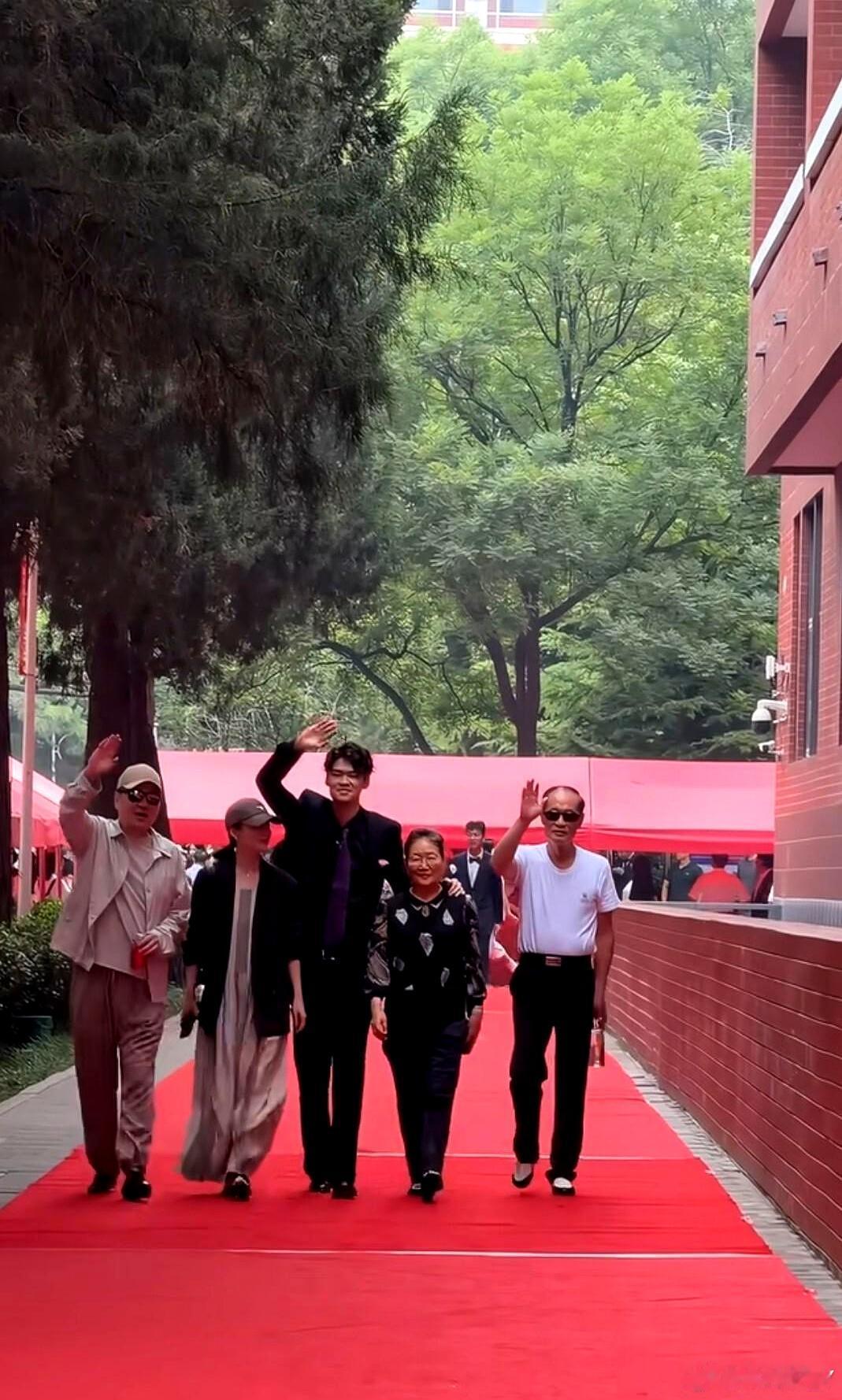 谁说星二代不读书？陈建斌儿子人大附中毕业，考入美国清华伯克莱 