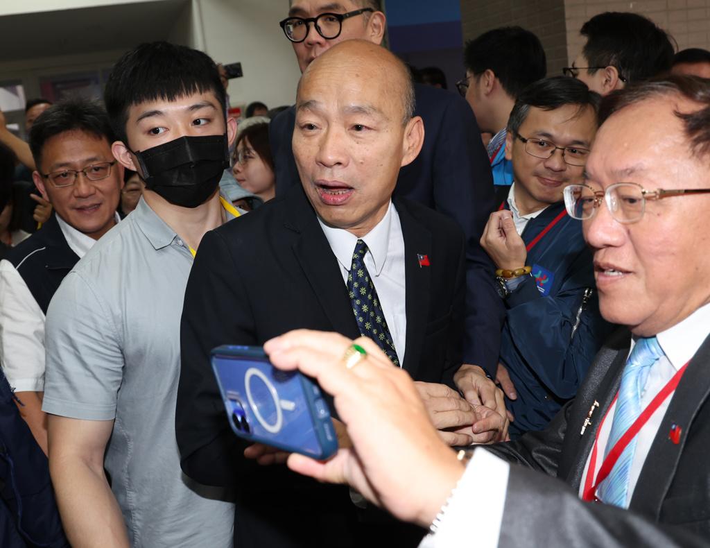 沈伯洋遭「立案侦查」「全球抓捕」，民进党今表示，韩国瑜相貌堂堂、魅力十足、责任重