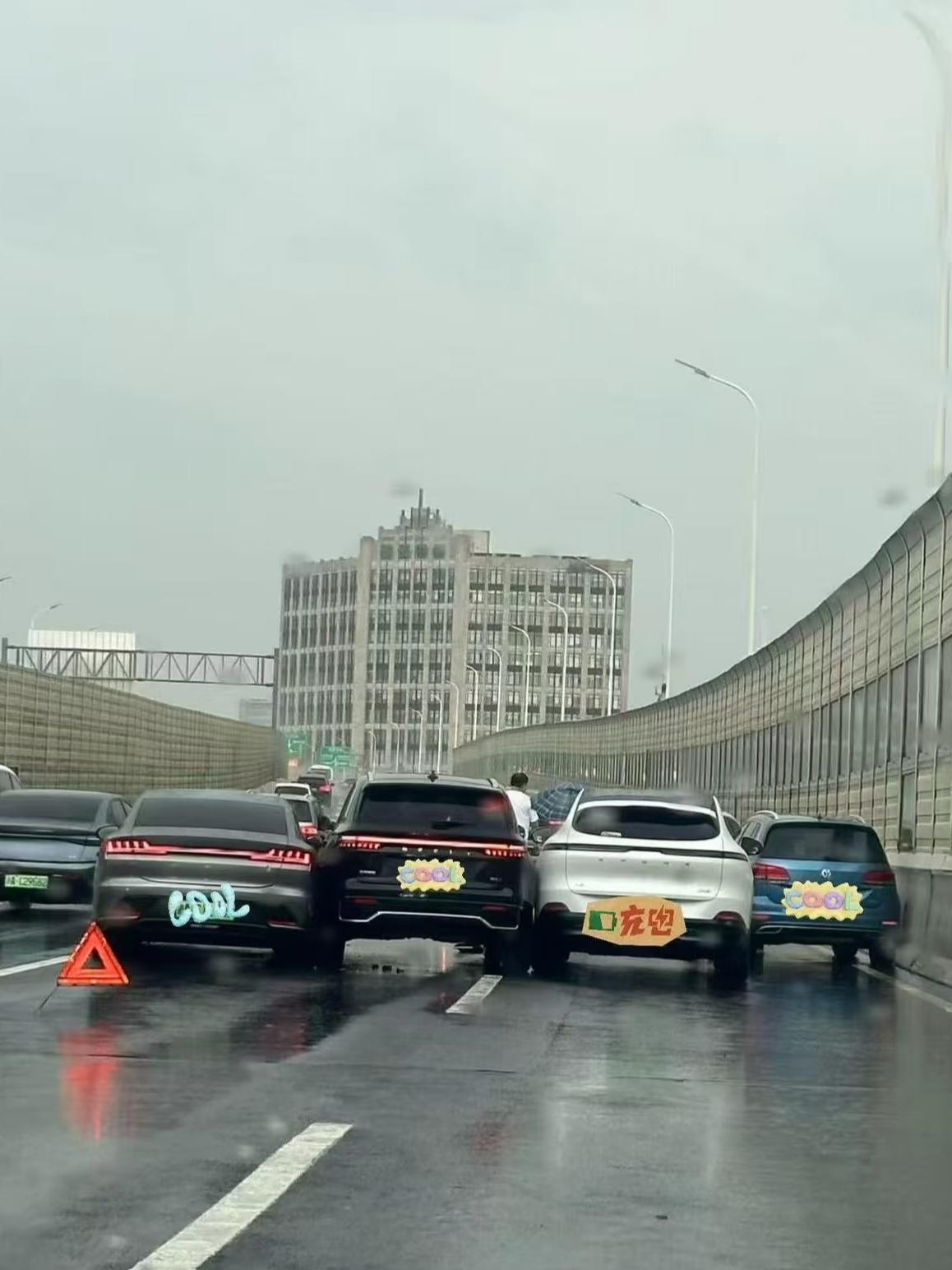 这一大早，哈哈哈哈
下雨天高架上连环追尾也太戏剧性了。

一共五辆车发生事故，结