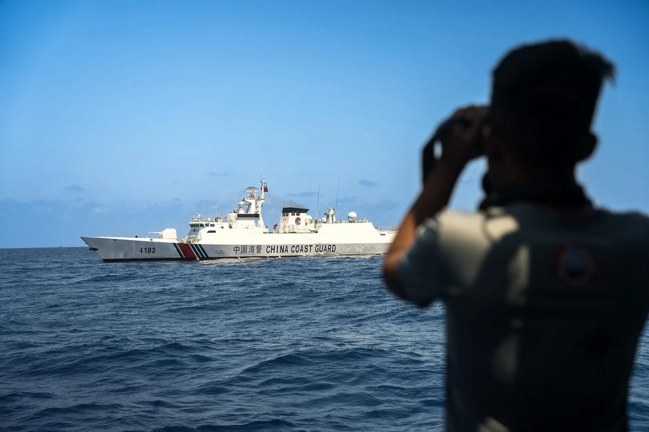 就在中国海军，中国海警在黄岩岛，与菲律宾海岸警卫队战舰发生撞击之际，8月11日，
