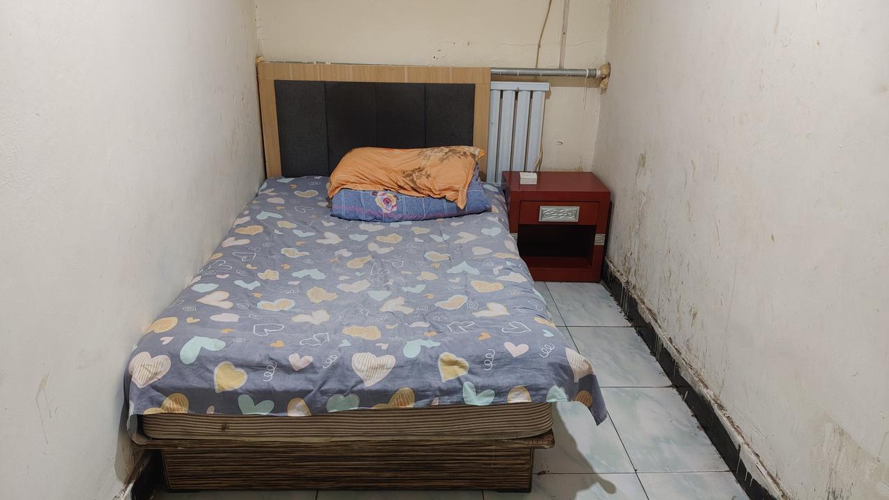 在马驹桥一街租了个一天30元的临时房，这条件简直让人崩溃。墙皮像爆浆似的脱落，天