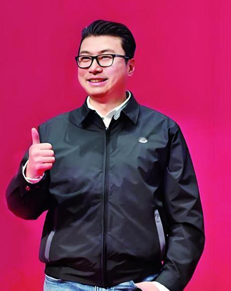 顺丰速运的创始人王卫，从来都不抽烟喝酒，而且还沉默寡言，甚至曾经做过清洁工。可任