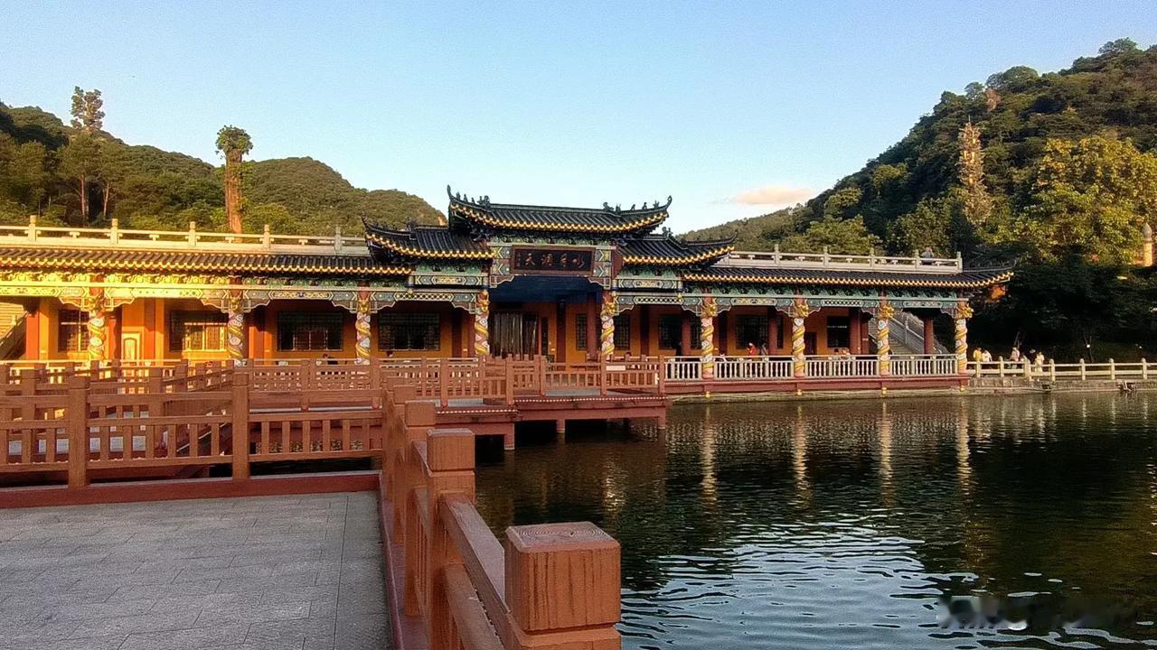 说白了就是在人际交往中那些说话做事的门道，能让我们和别人相处得更融洽。不信你看下