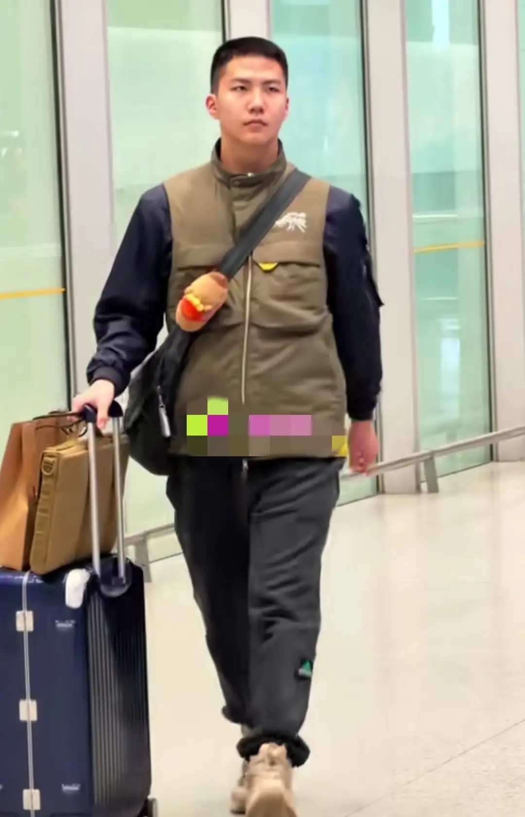 57岁胡军和17岁康康现身机场！父子俩一样高，康康眼神气质像军人！ 