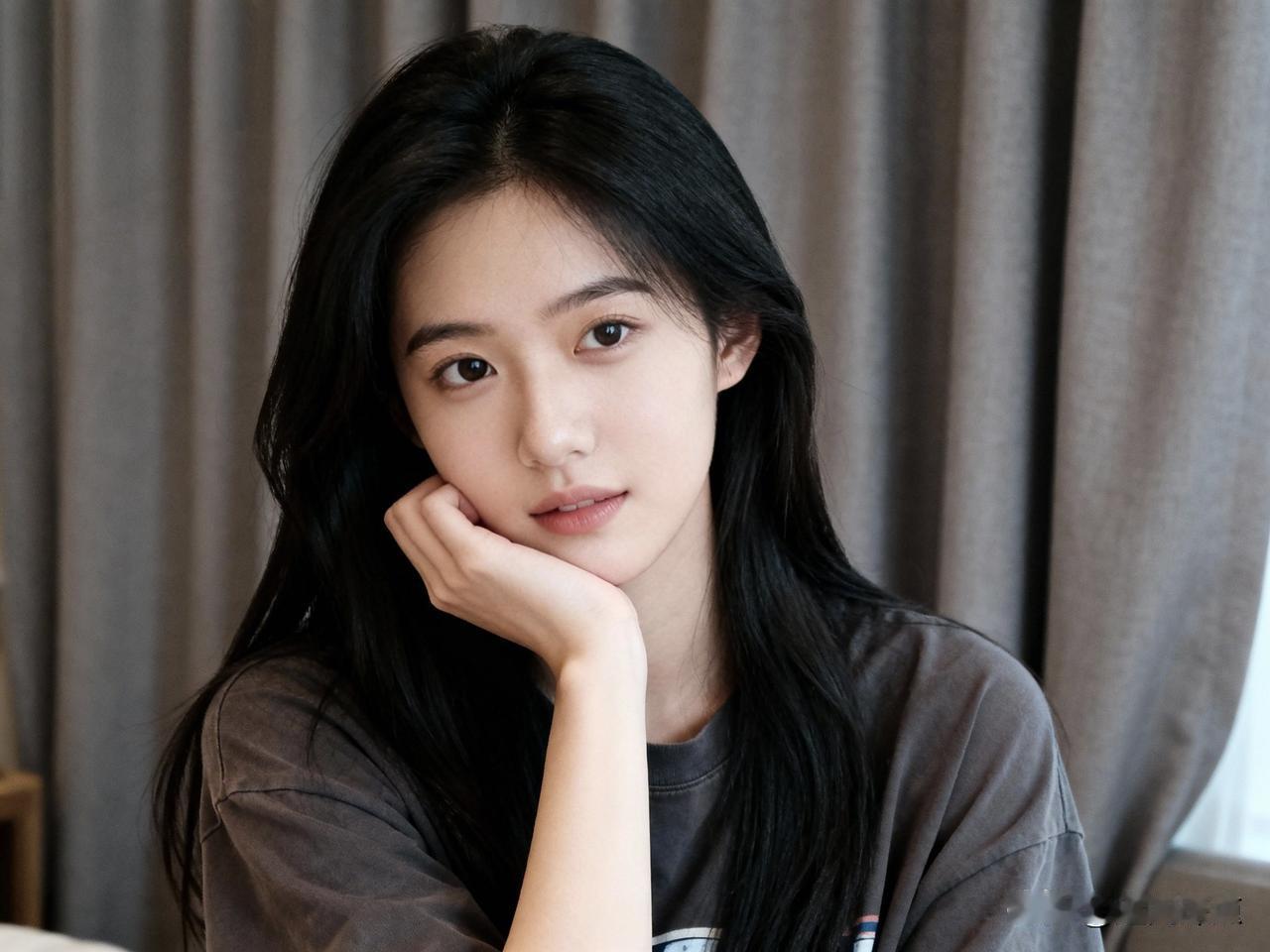 人啊，不分岁月深浅，
特别是女人总得明白，
人生最稳的支撑，
从不是旁人的庇护，